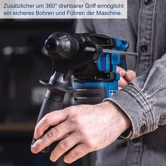Scheppach IXES 20V Akku-Kombihammer - 20 V, Ohne Akku, 2,8 J - Mann hält einen blauen Bohrhammer mit 360° drehbarem Griff für sicheres Bohren und Führen.