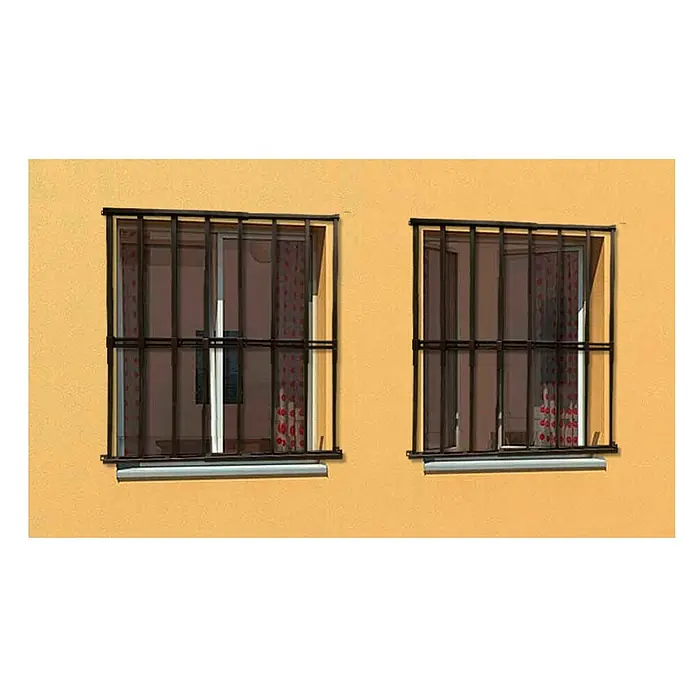 Adaptta Fenstergitter ausziehbar 55×95–100×165 cm, schwarz - B x H: 55 x 95 cm, Auszugslänge: 165 cm, Montage Fenstergitter: Fensterlaibungsmontage - Dunkle Metallfenstergitter an zwei Fenstern eines gelben Gebäudes.