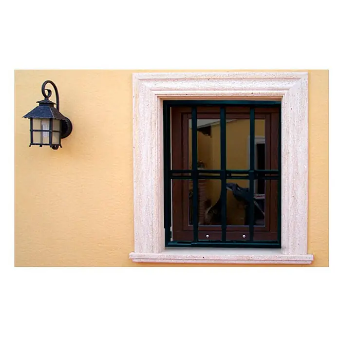 Adaptta Fenstergitter ausziehbar 55×55–100×100 cm, schwarz - B x H: 55 x 55 cm, Auszugslänge: 100 cm, Montage Fenstergitter: Fensterlaibungsmontage - Dunkle Metall-Außenwandleuchte mit Glasscheiben an gelber Wand neben vergittertem Fenster montiert.