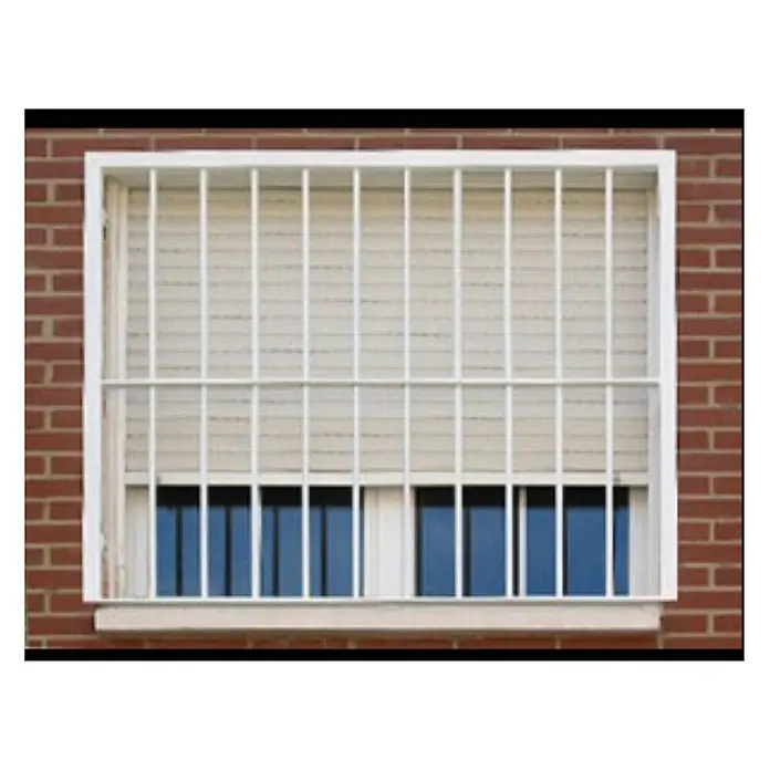 Adaptta Fenstergitter ausziehbar 55×55–100×100 cm, weiß - B x H: 55 x 55 cm, Auszugslänge: 100 cm, Montage Fenstergitter: Fensterlaibungsmontage - Weiße Metall-Sicherheitsgitter an einem Fenster mit einem teilweise geschlossenen Rollladen angebracht.