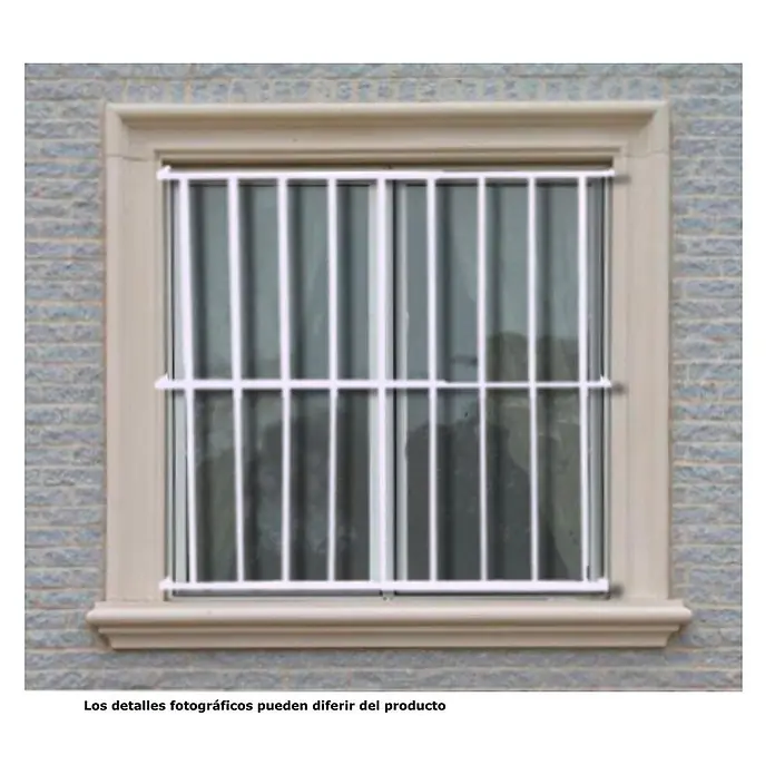 Adaptta Fenstergitter ausziehbar 95×95–165×165 cm, weiß - B x H: 95 x 95 cm, Auszugslänge: 165 cm, Montage Fenstergitter: Fensterlaibungsmontage - Weißes Metallfenstergitter mit vertikalen Stäben und zwei horizontalen Streben, an einem Fenster installiert.