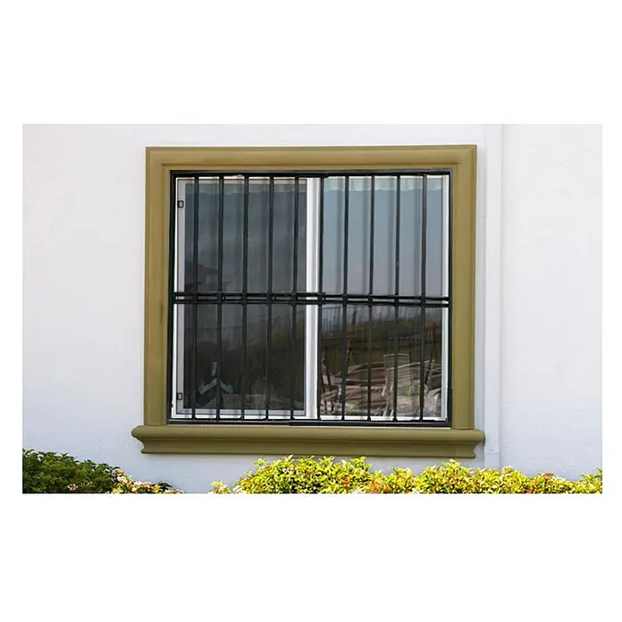 Adaptta Fenstergitter ausziehbar 95×95–165×165 cm, schwarz - B x H: 95 x 95 cm, Auszugslänge: 165 cm, Montage Fenstergitter: Fensterlaibungsmontage - Schwarze Metall-Sicherheitsgitter an einem Fenster.