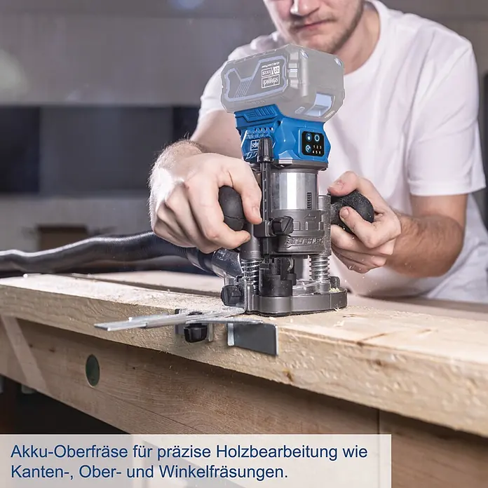 Scheppach IXES 20V Akku-Oberfräse BC-EHR24-X - 20 V, Ohne Akku, 10.000 U/min - 30.000 U/min, 8 mm - Eine Person verwendet eine blau-graue Akku-Oberfräse von Scheppach für präzise Holzfräsarbeiten.