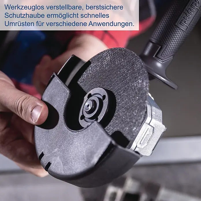 Scheppach IXES 20V Akku-Winkelschleifer BC-AG125P-X - 20 V, Ohne Akku, 7.000 U/min - 10.000 U/min - Winkelschleifer mit schwarzer, werkzeuglos verstellbarer Schutzhaube und Schleifscheibe, in Händen gehalten.