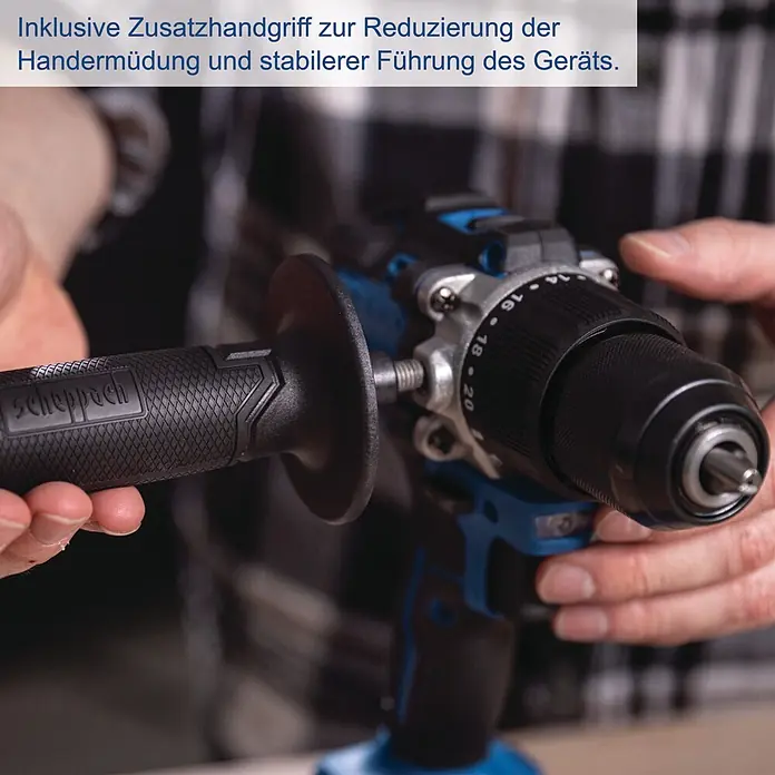 Scheppach IXES 20V Akku-Schlagbohrschrauber BC-CD70SC-X - 20 V, Ohne Akku, 70 Nm - Eine Person hält einen blauen Akkuschrauber mit einem schwarzen Zusatzhandgriff, der für stabilere Führung sorgt und Ermüdung reduziert.