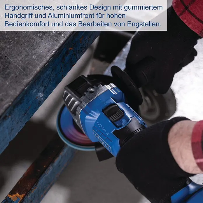 Scheppach IXES 20V Akku-Winkelschleifer BC-AG125P-X - 20 V, Ohne Akku, 7.000 U/min - 10.000 U/min - Blauer Schönach Brushless Winkelschleifer, von behandschuhten Händen beim Schleifen eines Metallobjekts benutzt.