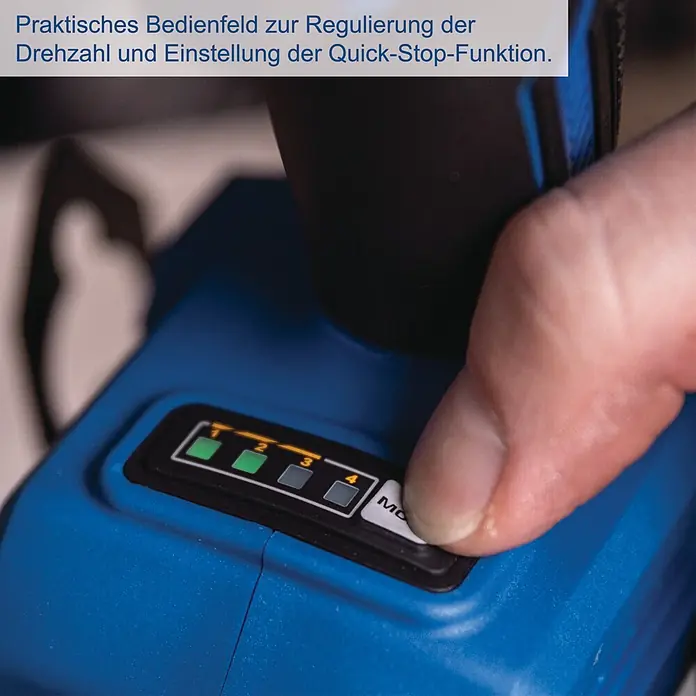 Scheppach IXES 20V Akku-Schlagbohrschrauber BC-CD70SC-X - 20 V, Ohne Akku, 70 Nm - Nahaufnahme eines Fingers, der das Bedienfeld eines blauen Elektrowerkzeugs zur Drehzahl- und Quick-Stop-Einstellung drückt.