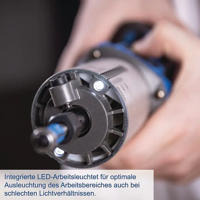 Scheppach IXES 20V Akku-Oberfräse BC-EHR24-X - 20 V, Ohne Akku, 10.000 U/min - 30.000 U/min, 8 mm - Nahaufnahme des Vorderteils eines Elektrowerkzeugs mit zwei hellen integrierten LED-Arbeitsleuchten, die den Arbeitsbereich beleuchten.