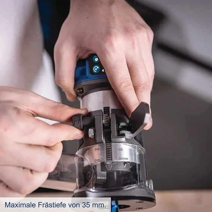 Scheppach IXES 20V Akku-Oberfräse BC-EHR24-X - 20 V, Ohne Akku, 10.000 U/min - 30.000 U/min, 8 mm - Hände stellen die Frästiefe einer blau-silbernen Oberfräse mit transparentem Schutz ein.