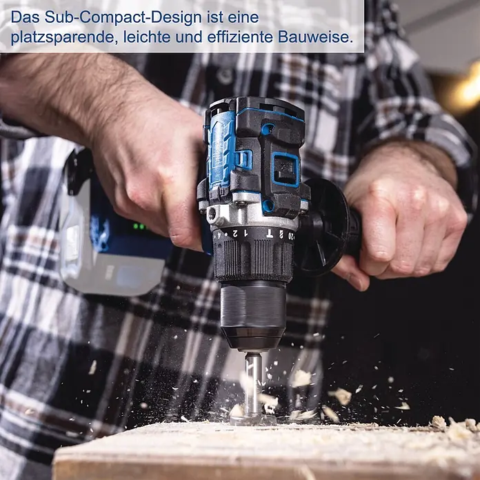 Scheppach IXES 20V Akku-Schlagbohrschrauber BC-CD70SC-X - 20 V, Ohne Akku, 70 Nm - Person bohrt mit blau-schwarzem Akkubohrer in Holz. Sub-Compact-Design: platzsparend, leicht, effizient.