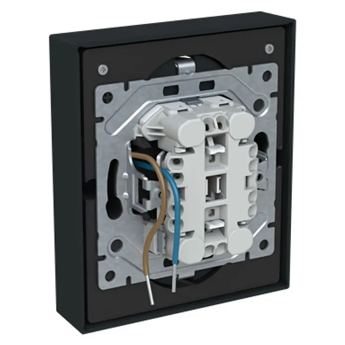 Busch-Jaeger USB-Steckdose Safety+ mit 2x USB-C Schwarz matt 202EUJRB2USBC-885 - Schwarz, Matt, Kunststoff, Unterputzmontage - Verdrahteter Elektro-Einsatz mit schwarzem Rahmen, Metallhalterung, weißem Kunststoffmodul und verbundenen braunen/blauen Kabeln.
