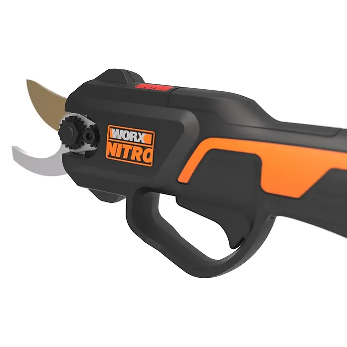 Worx PowerShare 20V Akku-Astschere WG330E.2 - 20 V, 1 Akku, Max. Aststärke: 25 mm - Nahaufnahme einer schwarz-orangen WORX NITRO Elektro-Gartenschere mit silbernen und goldenen Klingen, Getriebemechanismus und Abzug.