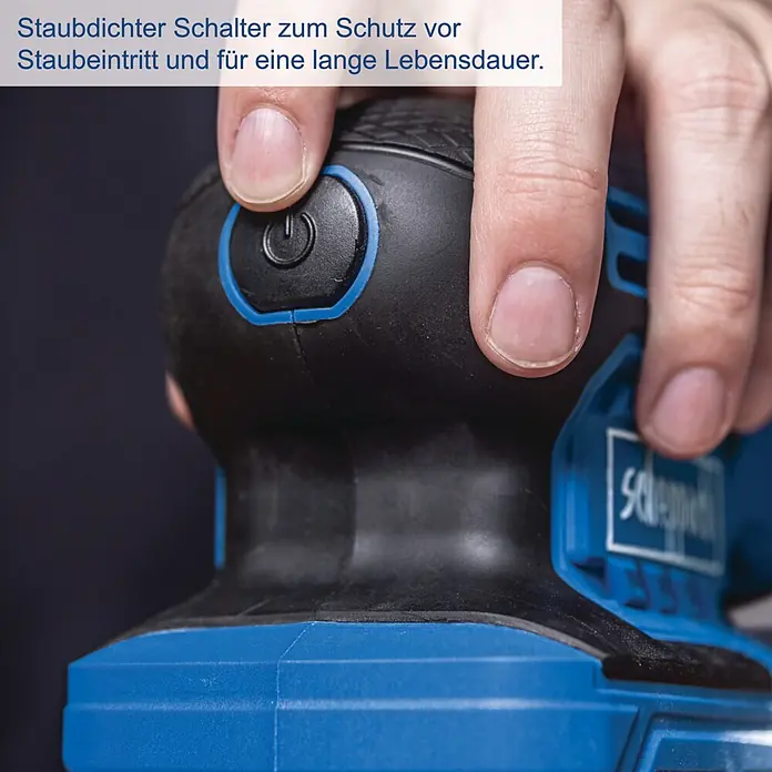 Scheppach IXES 20V Akku-Multischleifer C-MSA3/1-X - 20 V, Ohne Akku, Leerlaufschwingzahl: 14.000 U/min - 24.000 U/min - Nahaufnahme einer Hand, die den staubdichten Ein-/Ausschalter eines blau-schwarzen Elektrowerkzeugs drückt, für Schutz und lange Lebensdauer.