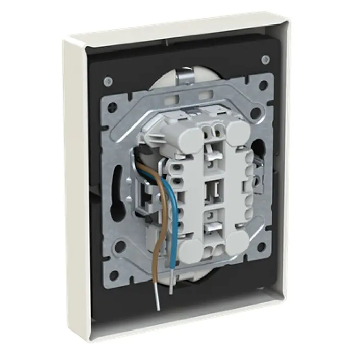 Busch-Jaeger USB-Steckdose Safety+ mit 2x USB-C Alpinweiß 202EUJRB2USBC-914 - Alpinweiß, Glänzend, Kunststoff, Unterputzmontage - Rückansicht eines weißen Elektro-Schaltermoduls mit blauen und braunen Drähten, auf einer Metallplatte montiert.