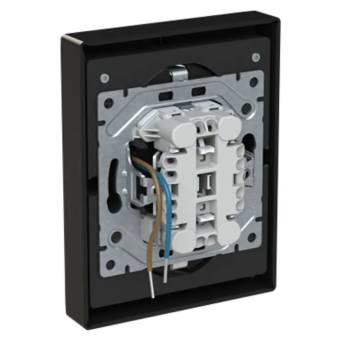 Busch-Jaeger USB-Steckdose Safety+ mit 2x USB-C Schwarz matt 202EUJRB2USBC-915 - Schwarz, Matt, Kunststoff, Unterputzmontage - Rückansicht eines schwarzen Elektromoduls mit internen Bauteilen, silberner Montageplatte und angeschlossenen braunen und blauen Kabeln.