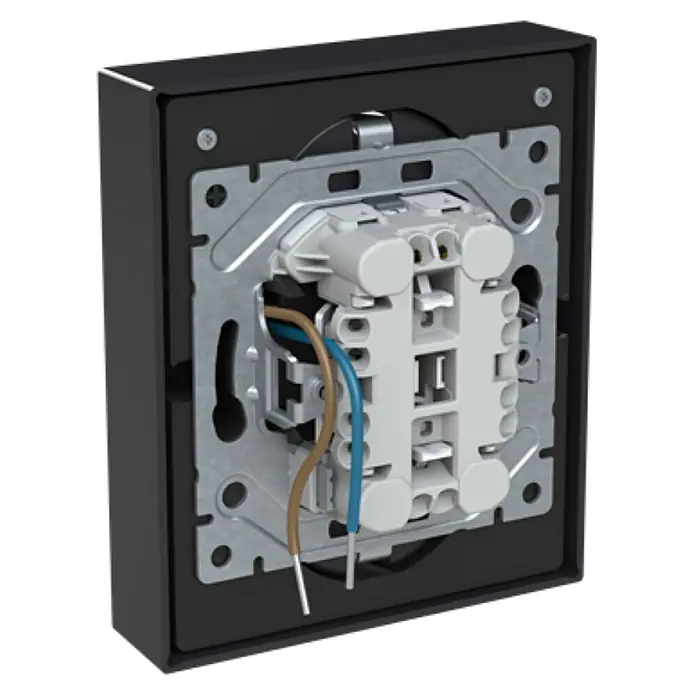 Busch-Jaeger USB-Steckdose Safety+ mit 2x USB-C Anthrazit 202EUJRB2USBC-81 - Anthrazit, Glänzend, Kunststoff, Unterputzmontage - Rückansicht eines schwarzen Elektroschaltermoduls mit sichtbaren Anschlussklemmen und blauem und braunem Kabel.