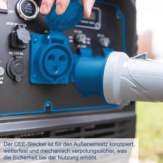 Scheppach Stromerzeuger SG7000I - Max. Leistung: 6.000 W, Tankvolumen: 15 l, Inverter - Eine Hand steckt einen blauen CEE-Stecker in eine blaue CEE-Steckdose eines Generators. Der wetterfeste Stecker ist für den Außeneinsatz konzipiert und erhöht die Sicherheit.