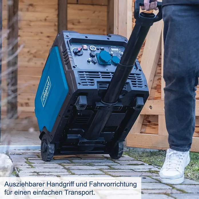 Scheppach Stromerzeuger SG7000I - Max. Leistung: 6.000 W, Tankvolumen: 15 l, Inverter - Person zieht einen blau-schwarzen, tragbaren Generator mit ausziehbarem Griff und Rollen auf einem gepflasterten Weg.