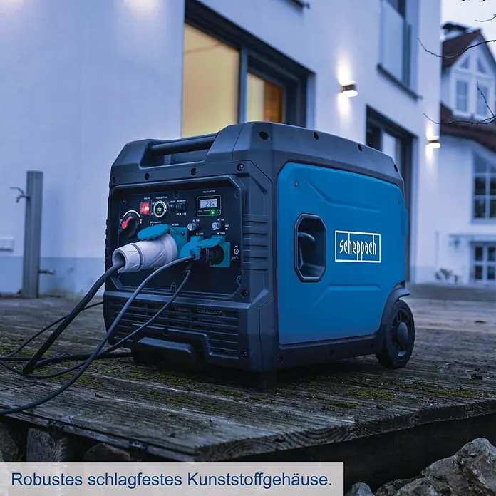 Scheppach Stromerzeuger SG7000I - Max. Leistung: 6.000 W, Tankvolumen: 15 l, Inverter - Blau-schwarzer Scheppach Inverter-Stromerzeuger mit robustem schlagfestem Kunststoffgehäuse, auf Holzterrasse angeschlossen.