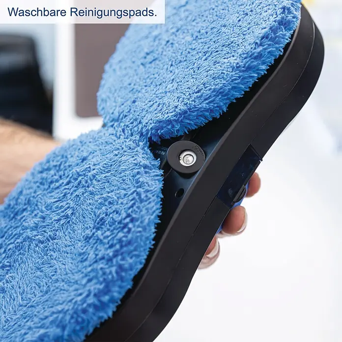 Scheppach Fensterreinigungsroboter WCR72 - Wassertankvolumen Roboter: 35 ml, Saugkraft: 2.800 Pa - Nahaufnahme einer Hand, die ein Reinigungsgerät mit zwei blauen, flauschigen, waschbaren Reinigungspads hält.