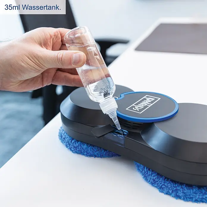 Scheppach Fensterreinigungsroboter WCR72 - Wassertankvolumen Roboter: 35 ml, Saugkraft: 2.800 Pa - Hand gießt Wasser in einen schwarz-blauen Scheppach Reinigungsroboter mit blauen Wischpads.
