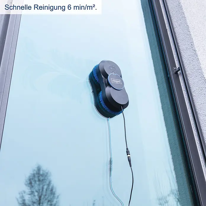 Scheppach Fensterreinigungsroboter WCR72 - Wassertankvolumen Roboter: 35 ml, Saugkraft: 2.800 Pa - Schwarzer Fensterputzroboter mit blauen Bürsten, an einer großen Glasscheibe befestigt, über ein Netzkabel verbunden, reinigt aktiv.