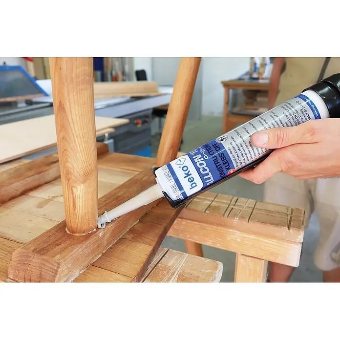 Beko Konstruktionskleber Allcon 10 - 150 ml, Beige - Beko Allcon 10 Konstruktionsklebstoff wird aus einer Tube auf ein Holzmöbelbein aufgetragen.