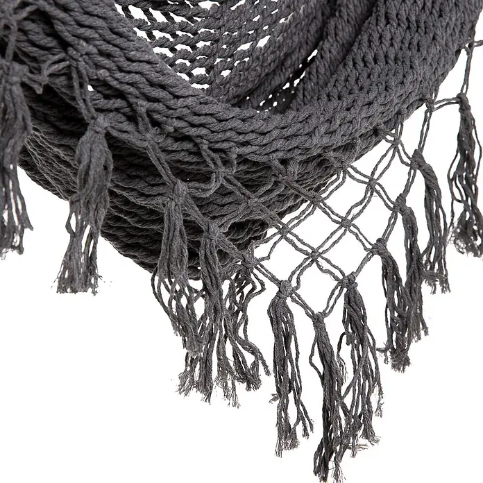 SVITA Hängesessel - L x B x H: 10 x 100 x 135 cm, Grau - Nahaufnahme einer grauen gestrickten Hängematte, die ihren strukturierten Stoff und die dekorativen Fransen zeigt.