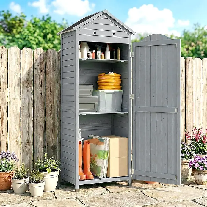 Outsunny Geräteschrank - Außenbreite inkl. Dachüberstand: 85 cm, Außentiefe inkl. Dachüberstand: 58 cm, Holz, Grau - Hoher, schmaler, grauer Gartenschrank aus Holz mit geöffneter Tür, der Regale voller Gartenbedarf und Werkzeuge zeigt, auf Steinplatten.