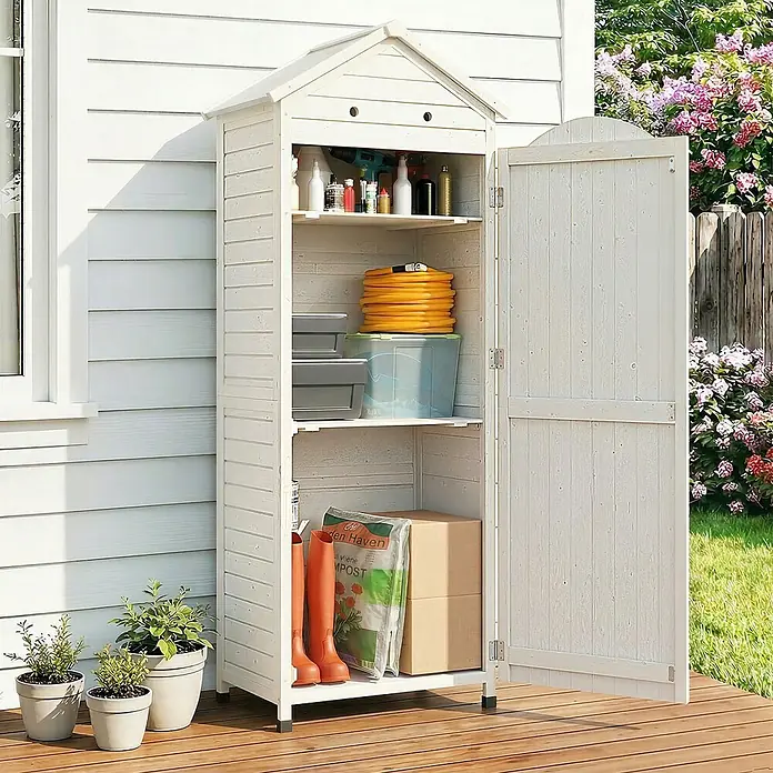 Outsunny Geräteschrank - Außenbreite inkl. Dachüberstand: 85 cm, Außentiefe inkl. Dachüberstand: 58 cm, Holz, Weiß - Weißer Holz-Gartenschrank mit offener Tür, zeigt Gartenwerkzeuge, Schlauch, Stiefel und Erde, auf einer Terrasse stehend.