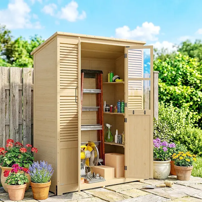 Outsunny Geräteschrank -  - Heller Holz-Gartenschuppen mit offenen Türen, zeigt Regale, Werkzeuge und Topfpflanzen.