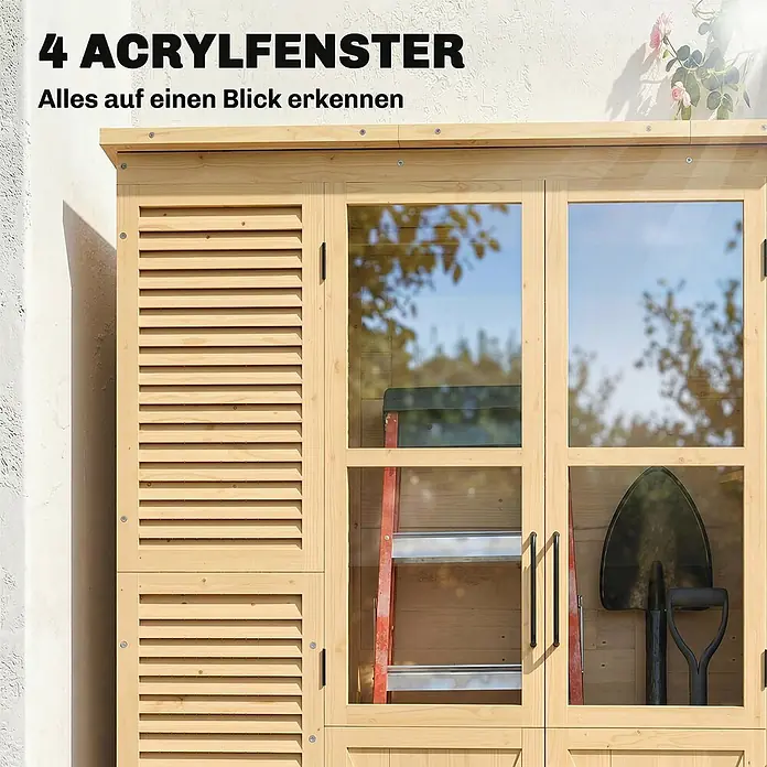 Outsunny Geräteschrank -  - Heller Holz-Gartenschrank mit Lamellen- und Acrylfenstertüren, zeigt Leiter und Spaten für Werkzeugaufbewahrung.