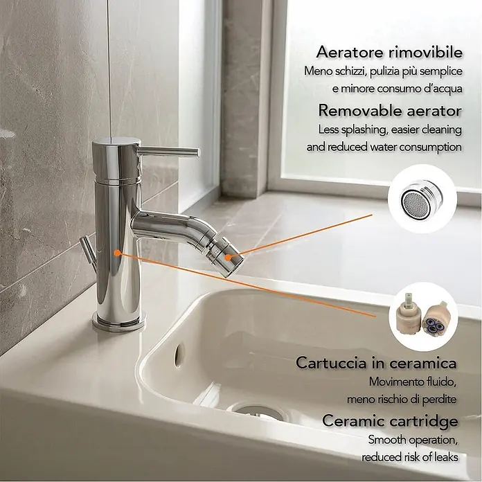 Kiamami Valentina Badewannenarmatur - Silber - Ein glänzender Chrom-Bidet-Wasserhahn mit verstellbarem Auslauf in einem weißen Waschbecken, mit abnehmbarem Perlator und Keramikkartusche.