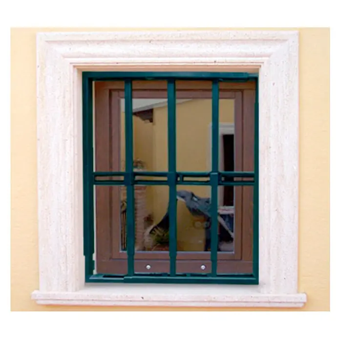 Adaptta Fenstergitter ausziehbar 55×55–100×100 cm, schwarz - Montage Fenstergitter: Fensterrahmenmontage - Dunkelgrünes Metallfenstergitter an einem Fenster mit hellem Steinfensterrahmen.