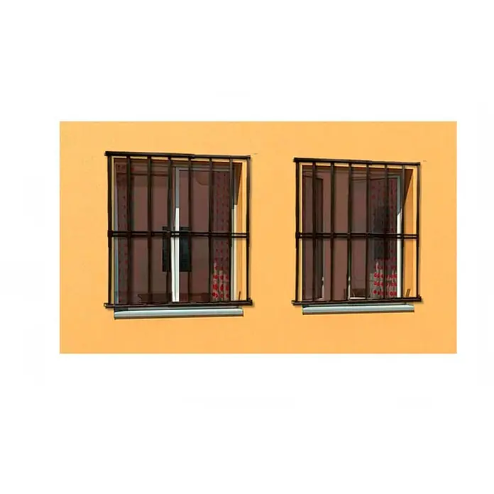 Adaptta Fenstergitter ausziehbar 55×55–100×100 cm, schwarz - Montage Fenstergitter: Fensterrahmenmontage - Schwarze Metall-Sicherheitsgitter an zwei Fenstern eines gelben Gebäudes.