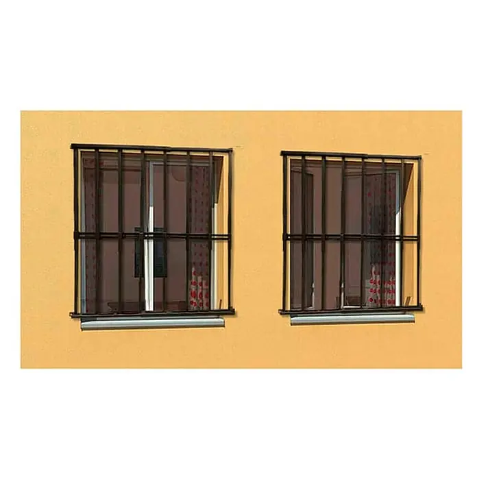 Adaptta Fenstergitter ausziehbar 55×95–100×165 cm, schwarz - Montage Fenstergitter: Fensterrahmenmontage - Zwei Fenster mit schwarzen Metallschutzgittern an einer gelben Gebäudefassade.