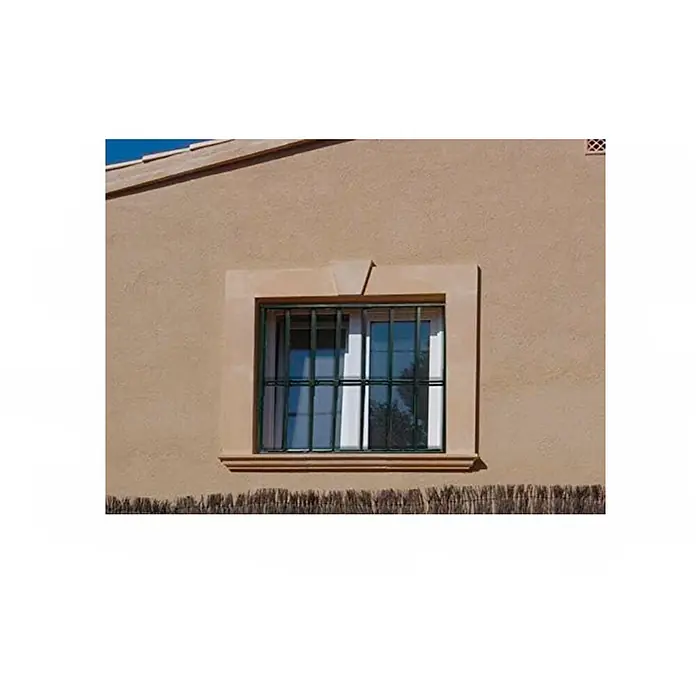 Adaptta Fenstergitter ausziehbar 55×55–100×100 cm, schwarz - Montage Fenstergitter: Fensterrahmenmontage - Fenster mit dunklen Metallgittern und hellem Steinfensterrahmen in einer hellbraunen Putzwand.