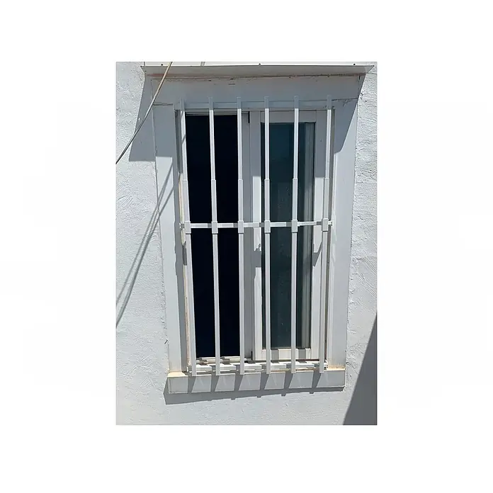 Adaptta Fenstergitter ausziehbar 95×95–165×165 cm, weiß - B x H: 95 x 95 cm, Auszugslänge: 165 cm, Montage Fenstergitter: Fensterlaibungsmontage - Weiße Metall-Sicherheitsgitter vor einem Fenster.