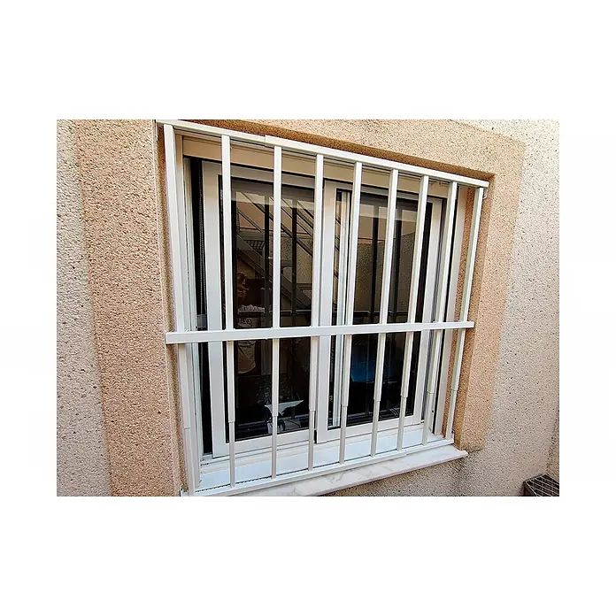 Adaptta Fenstergitter ausziehbar 55×55–100×100 cm, weiß - B x H: 55 x 55 cm, Auszugslänge: 100 cm, Montage Fenstergitter: Fensterlaibungsmontage - Weiße Metallschutzgitter an einem Fenster installiert.