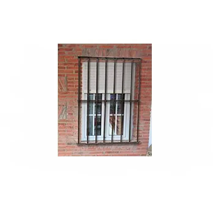 Adaptta Fenstergitter ausziehbar 95×95–165×165 cm, schwarz - Montage Fenstergitter: Fensterrahmenmontage - Dunkle Metallschutzgitter an einem weißen Fenster in einer Ziegelwand montiert.