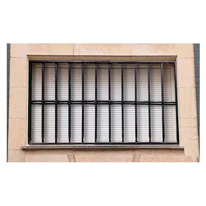 Adaptta Fenstergitter ausziehbar 95×95–165×165 cm, schwarz - Montage Fenstergitter: Fensterrahmenmontage - Schwarze Metall-Sicherheitsgitter an einem Fenster mit weißen Jalousien in einer hellen Steinfassade.