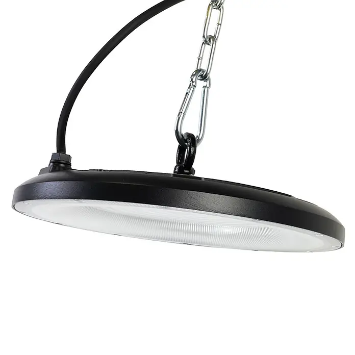 Luxula LED-Strahler - 150 W, 15.000 lm, 3.000 K - 6.500 K, L x B x H: 274 x 274 x 83 mm, IP65 - Schwarze, scheibenförmige LED-Hallenleuchte mit klarer, gerippter Diffusorabdeckung, aufgehängt an einer Metallkette mit Karabinerhaken und Stromkabel.