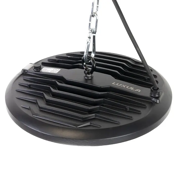 Luxula LED-Strahler - 150 W, 15.000 lm, 3.000 K - 6.500 K, L x B x H: 274 x 274 x 83 mm, IP65 - Rückseite einer dunkelgrauen runden LED-Hallenleuchte mit Kühlrippen und Aufhängekette, Marke LUXULA und Stromkabel sichtbar.