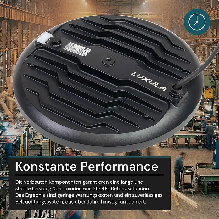 Luxula LED-Strahler - 150 W, 15.000 lm, 3.000 K - 6.500 K, L x B x H: 274 x 274 x 83 mm, IP65 - Rückansicht einer schwarzen, runden LUXULA Industrie-Hallenleuchte mit Kühlrippen in einer Fabrik.