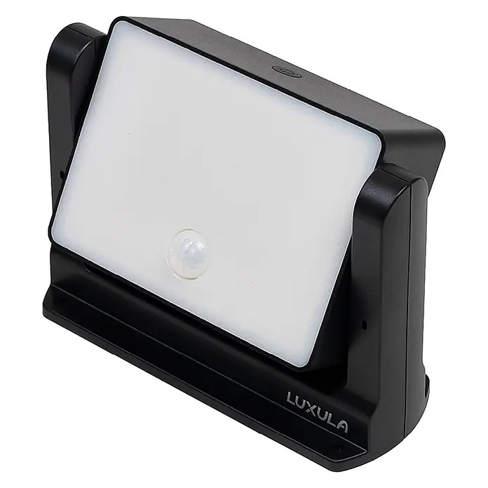 Luxula Solar-LED-Strahler - 3.000 K, 800 lm, 15,2 x 12,1 x 5,9 cm, IP65 - Schwarze Bewegungssensorleuchte mit verstellbarem Kopf und weißem Diffusor, mit „LUXULA“-Branding.