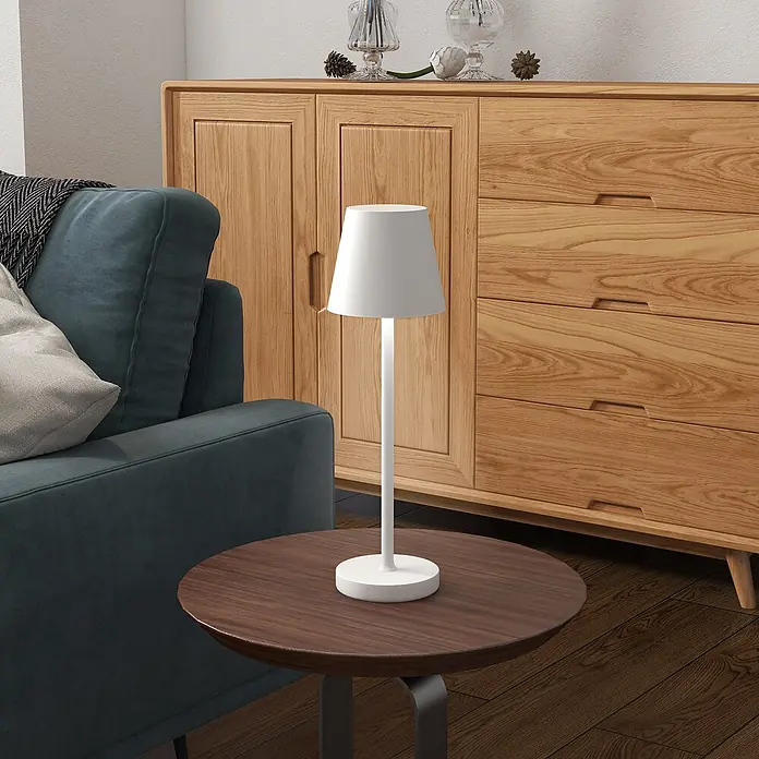 Homcom Tischleuchte - 20 W, L x B x H: 11,2 x 11,2 x 36,5 cm, Weiß, Weiß, Sonstige - Weiße Tischlampe auf einem dunklen Beistelltisch neben einem tealfarbenen Sofa im Wohnzimmer.