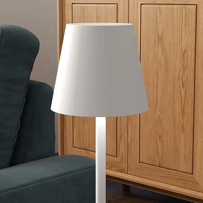 Homcom Tischleuchte - 20 W, L x B x H: 11,2 x 11,2 x 36,5 cm, Weiß, Weiß, Sonstige - Weiße, konische Stehlampe neben einem dunkelgrünen Sofa und Holzschrank, spendet Umgebungslicht.