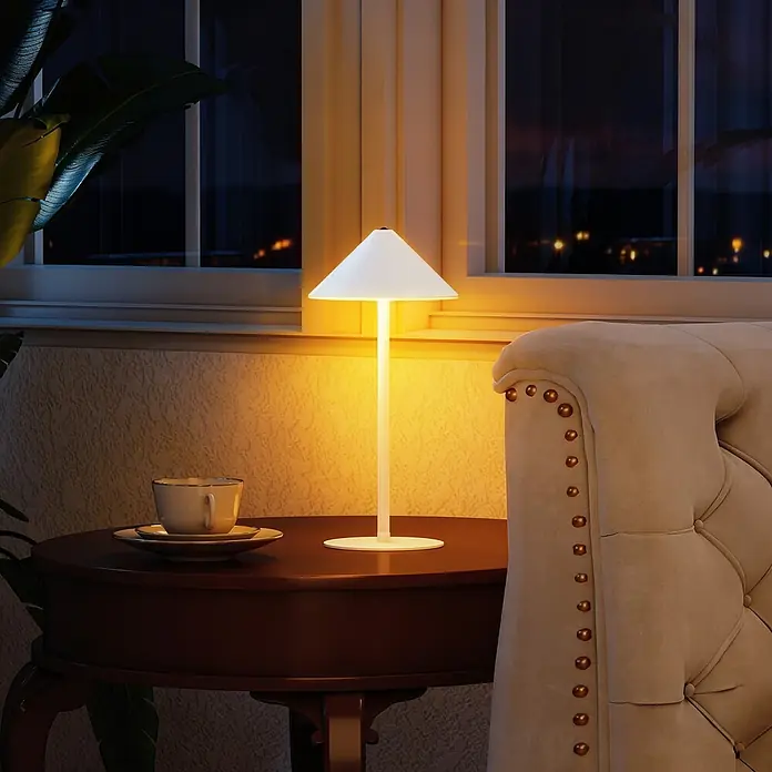 Homcom Tischleuchte - L x B x H: 15 x 15 x 31,5 cm, Weiß, Weiß, Sonstige - Beleuchtete weiße Tischlampe mit konischem Schirm auf einem Holztisch, die warmes Licht in eine gemütliche Nachtszene wirft.