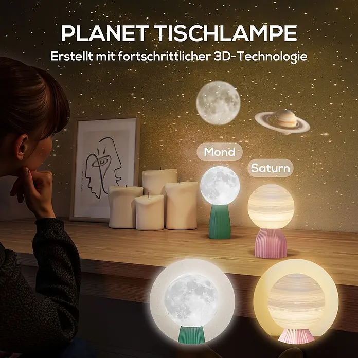 Homcom Tischleuchte - 3,5 W, L x B x H: 27,5 x 15 x 15 cm, Pink, Grün, Weiß, Sonstige - Zwei leuchtende Planeten-Tischlampen, Mond und Saturn, auf einem Holztisch, von einer Person betrachtet.