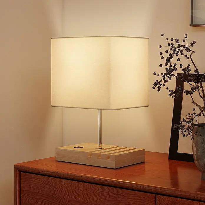 Homcom Tischleuchte - 40 W, L x B x H: 25 x 20 x 40,5 cm, Weiß, Weiß, E27 - Tischlampe mit rechteckigem Stoffschirm und hellem Holzsockel mit Geräteschlitzen, auf einer Holzkommode platziert.